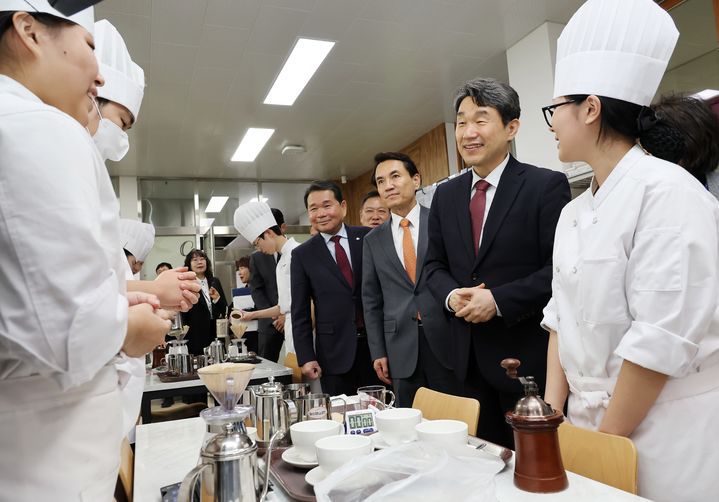 [세종=뉴시스] 이주호 사회부총리 겸 교육부 장관은 12일 제1기 협약형 특성화고인 강원생명과학고등학교를 방문해 수업프로그램을 참관하고 지자체·교육청·기업·학교 관계자 등과 함께 간담회를 개최했다. (사진=교육부 제공) 2025.03.12 *재판매 및 DB 금지