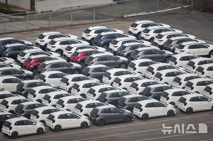 [평택=뉴시스] 정병혁 기자 = 12일 경기 평택시 평택항에 수출용 자동차가 세워져 있다. 2025.03.12. jhope@newsis.com