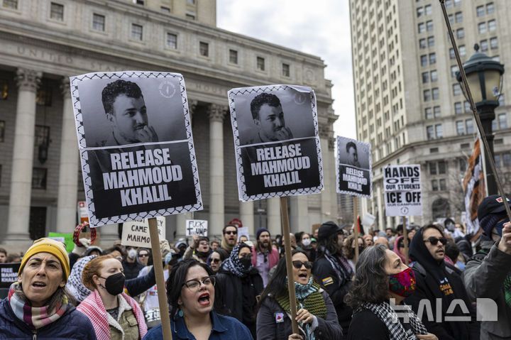 [뉴욕=AP/뉴시스] 12일(현지 시간) 미국 뉴욕 맨해튼 연방 법원 인근 광장에서 마흐무드 칼릴을 지지하는 사람들이 칼릴의 사진을 들고 구호를 외치고 있다. 가자 전쟁에서 이스라엘이 민간인을 대량 살상한 것에 항의해 미 컬럼비아대 시위를 주도한 칼릴을 미이민세관단속국(ICE)이 체포하자 이에 항의하는 시위가 이어지고 있다. 시민 단체들은 영주권자이자 미국 시민과 결혼한 칼릴을 체포한 것은 수정헌법 1조 위반이라며 트럼프가 법을 위반하지 않은 반대자들까지 탄압하고 있다고 비난하고 있다. 2025.03.13.