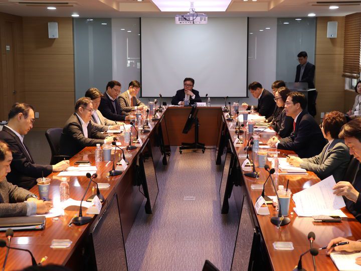 [세종=뉴시스]농림축산식품부가 지난 3월 서울 한국식품산업협회에서 강형석 농업혁신정책실장 주재로 13개 주요 식품기업 임원들과 간담회를 개최하고 있다. (사진=농식품부 제공) *재판매 및 DB 금지