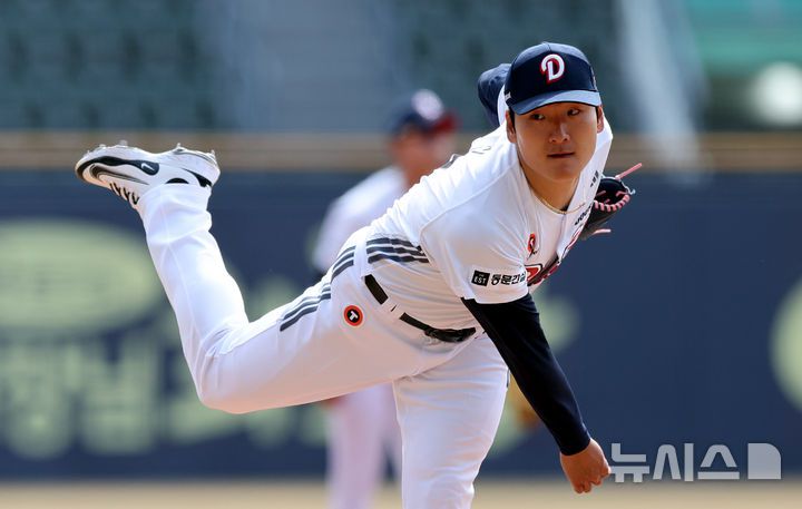 [서울=뉴시스] 김금보 기자 = 지난 3월13일 오후 서울 송파구 잠실야구장에서 열린 2025 프로야구 두산 베어스와 KIA 타이거즈의 시범경기, 1회초 두산 선발 곽빈이 투구하고 있다. 2025.03.13. kgb@newsis.com