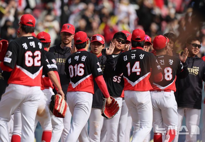 [서울=뉴시스] 김금보 기자 = 13일 오후 서울 송파구 잠실야구장에서 열린 2025 프로야구 두산 베어스와 KIA 타이거즈의 시범경기, 4-1로 승리한 KIA 선수들이 자축하고 있다. 2025.03.13. kgb@newsis.com