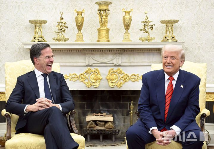 [워싱턴=AP/뉴시스] 도널드 트럼프 미국 대통령(오른쪽)과 마르크 뤼터 북대서양조약기구(NATO·나토) 사무총장이 지난 3월 13일(현지 시간) 백악관 집무실에서 화기애애한 분위기 속에서 회담하고 있다. 2025.06.25.