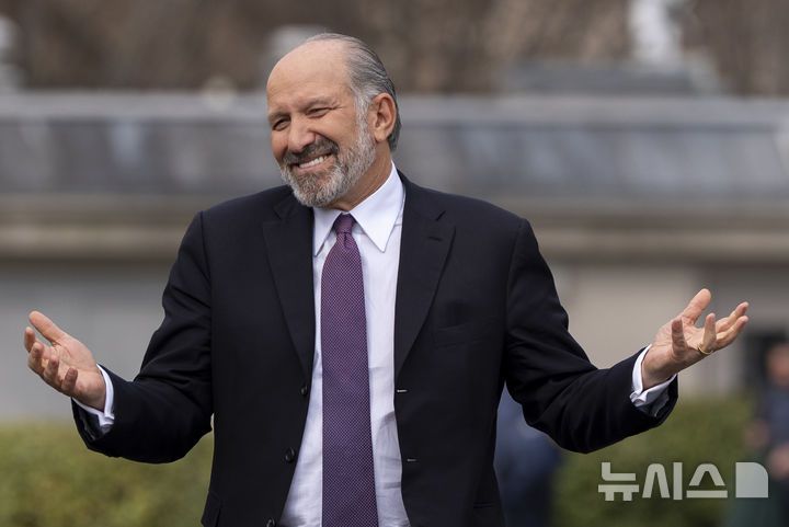 [워싱턴=AP/뉴시스] 하워드 러트닉 미국 상무장관이 지난달 13일(현지 시간) 워싱턴 백악관에서 기자회견 하고 있다. 2025.04.07.