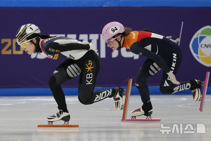 [베이징=AP/뉴시스] 김길리(왼쪽)가 지난 14일(현지 시간) 중국 베이징 캐피털 인도어 스타디움에서 열린 2025 국제빙상연맹(ISU) 쇼트트랙 세계선수권대회 여자 1500m 예선 경기를 펼치고 있다. 김길리는 2분24초965의 기록으로 준결승에 진출했다. 2025.03.14.