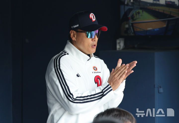 [서울=뉴시스] 김금보 기자 = 14일 오후 서울 송파구 잠실야구장에서 열린 2025 프로야구 두산 베어스와 KIA 타이거즈의 시범경기, 두산 이승엽 감독이 경기를 지켜보고 있다. 2025.03.14. kgb@newsis.com