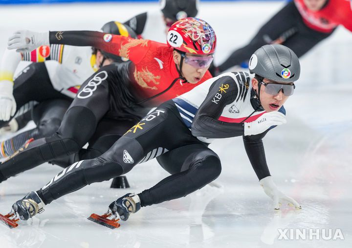 [베이징=신화/뉴시스] 박지원이 14일(현지 시간) 중국 베이징 캐피털 인도어 스타디움에서 열린 2025 국제빙상연맹(ISU) 쇼트트랙 세계선수권대회 남자 5000m 준준결승 경기를 펼치고 있다. 장성우-박지원-서이라-이정수가 출전한 한국은 6분48초029로 1위를 기록하며 준결승에 진출했다. 2025.03.15.
