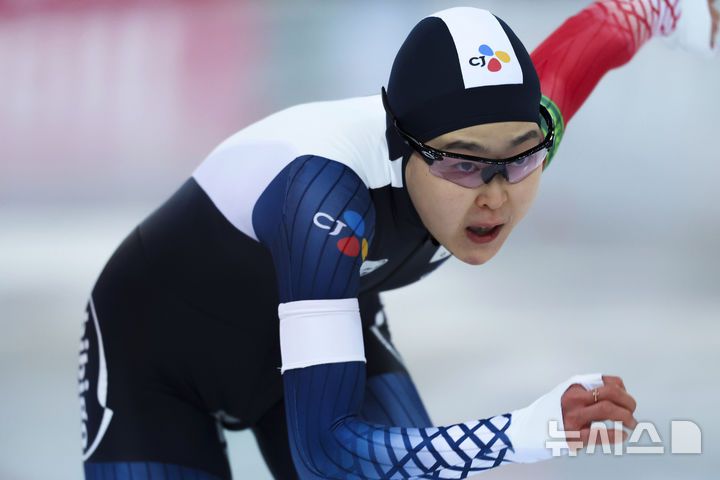 [하마르=AP/뉴시스] 김민선이 14일(현지 시간) 노르웨이 하마르의 바이킹십에서 열린 2025 국제빙상경기연맹(ISU) 스피드스케이팅 세계선수권대회 여자 500m 경기에서 역주하고 있다. 김민선은 37초73으로 동메달을 목에 걸었다. 2025.03.15.