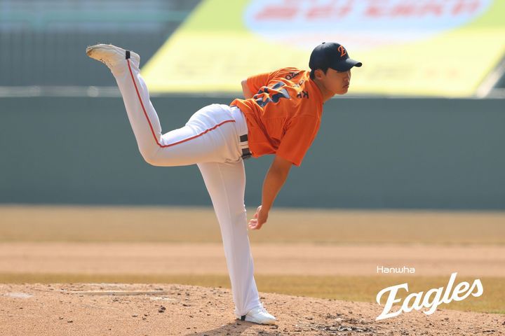 [서울=뉴시스] 프로야구 한화 이글스 정우주가 지난 10일 인천SSG랜더스필드에서 열린  SSG랜더스와의 시범경기에 등판, 투구를 펼치고 있다. (사진=한화 이글스 제공) 2025.03.15. *재판매 및 DB 금지