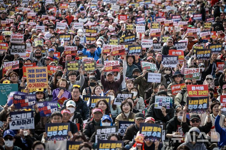 [서울=뉴시스] 정병혁 기자 = 15일 서울 종로구 광화문 동십자각 앞에서 열린 야5당 공동 비상시국 대응을 위한 범국민대회에서 참석자들이 구호를 외치고 있다. 2025.03.15. jhope@newsis.com