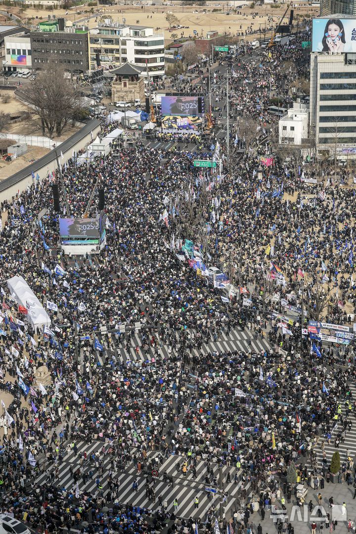 [서울=뉴시스] 정병혁 기자 = 15일 서울 종로구 광화문 동십자각 앞에서 열린 윤석열즉각퇴진 사회대개혁 15차 범시민대행진에서 참가자들이 피켓을 들고 있다. 2025.03.15. jhope@newsis.com