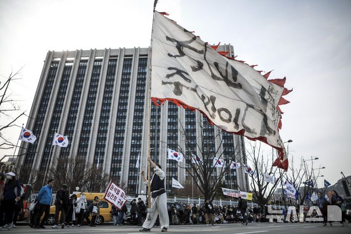 [서울=뉴시스] 정병혁 기자 = 15일 서울 종로구 광화문 동십자각 앞에서 열린 윤석열즉각퇴진 사회대개혁 15차 범시민대행진에서 참가자들이 피켓을 들고 있다. 2025.03.15. jhope@newsis.com