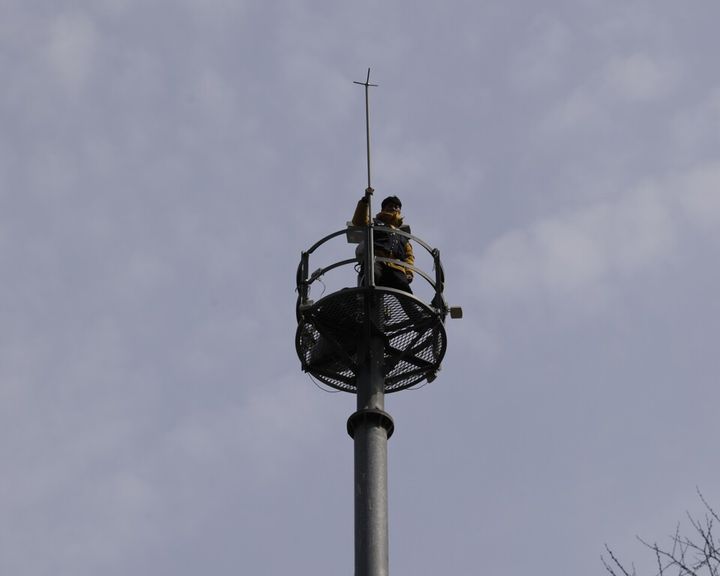 [서울=뉴시스] 김형수 거제·통영·고성 조선하청지회장이 15일 한화빌딩 앞 철탑에서 고공농성에 돌입했다. (사진=금속노조 제공) 2025.3.16 photo@newsis.com *재판매 및 DB 금지