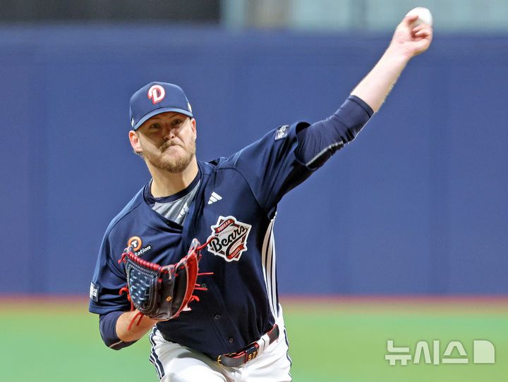 [서울=뉴시스] 김금보 기자 = 16일 오후 서울 구로구 고척스카이돔에서 열린 2025 프로야구 키움 히어로즈와 두산 베어스의 시범경기, 1회말 두산 선발 어빈이 공을 던지고 있다. 2025.03.16. kgb@newsis.com