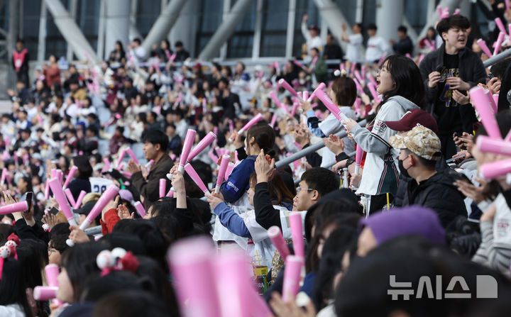 [서울=뉴시스] 김금보 기자 = 16일 오후 서울 구로구 고척스카이돔에서 열린 2025 프로야구 키움 히어로즈와 두산 베어스의 시범경기를 찾은 관중들이 경기를 즐기고 있다. 2025.03.16. kgb@newsis.com