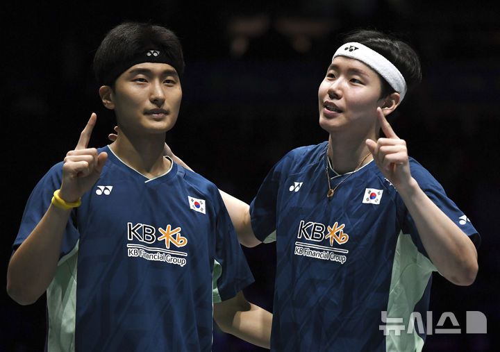 [버밍엄=AP/뉴시스] 서승재(오른쪽)와 김원호가 16일(현지 시간) 영국 버밍엄의 유틸리타 아레나에서 열린 세계배드민턴연맹(BWF) 전영오픈 남자복식에서 우승한 후 세리머니하고 있다. 서승재-김원호는 결승에서 레오 롤리 카르난도-바가스 마울라나 조(인도네시아)를 2-0(21-19 21-19)으로 꺾고 13년 만에 전영오픈에서 우승했다. 2025.03.17.