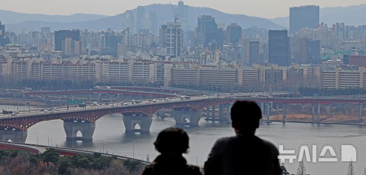 [서울=뉴시스] 김금보 기자 = 사진은 17일 서울시내 아파트 밀집지역. 2025.03.17. kgb@newsis.com