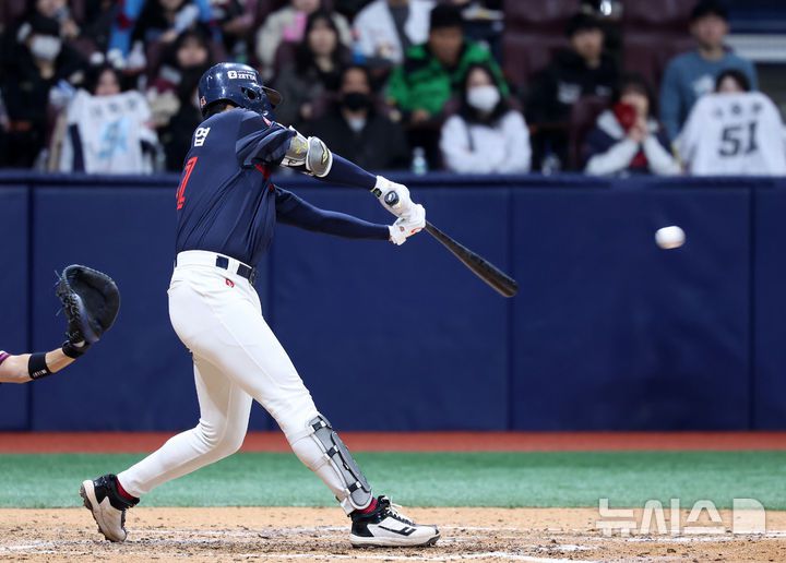 [서울=뉴시스] 이영환 기자 = 17일 오후 서울 구로구 고척스카이돔에서 열린 2025 프로야구 시범경기 롯데 자이언츠와 키움 히어로즈의 경기, 8회초 2사 2,3루에서 롯데 나승엽이 2타점 안타를 날리고 있다. 2025.03.17. 20hwan@newsis.com