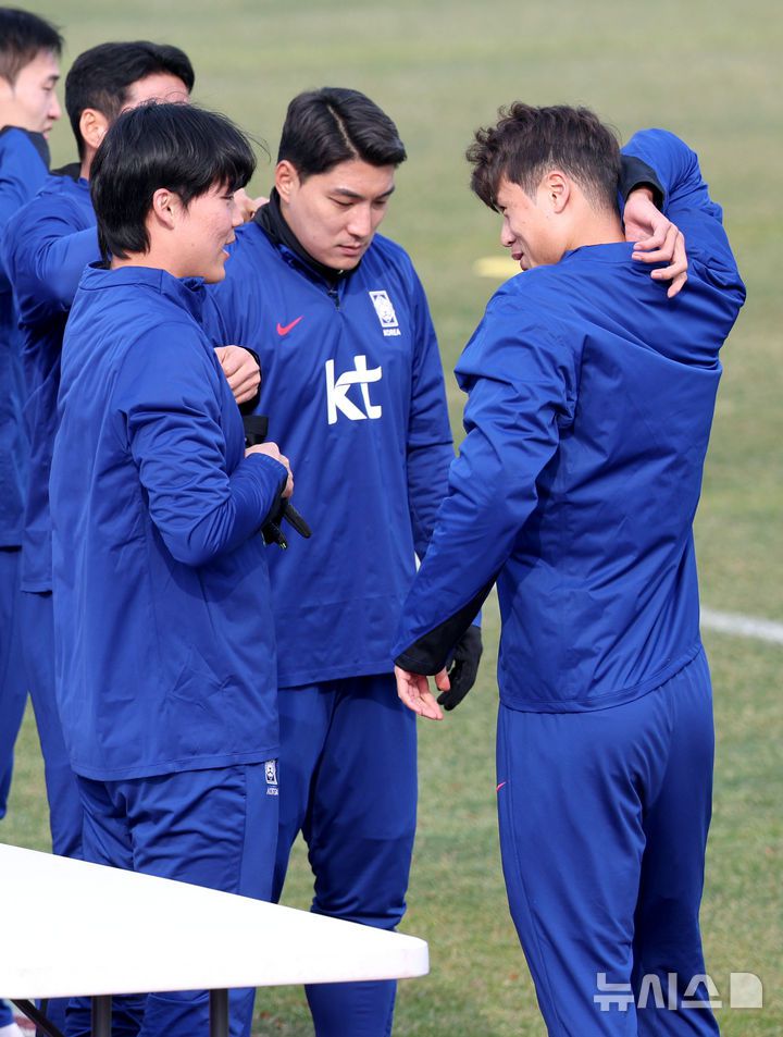 [고양=뉴시스] 김진아 기자 = 대한민국 축구대표팀 오현규, 김주성, 주민규 등 선수들이 17일 경기 고양종합보조운동장에서 3월 A매치 대비 훈련준비를 하고 있다.  한국은 오는 20일 고양종합운동장에서 오만과 2026 국제축구연맹(FIFA) 북중미 월드컵 아시아 지역 3차 예선 7차전을 치른 뒤, 25일 수원월드컵경기장에서 요르단과 8차전을 갖는다. 2025.03.17. bluesoda@newsis.com