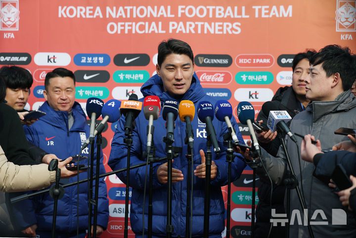 [고양=뉴시스] 김진아 기자 = 대한민국 축구대표팀 주민규가 17일 경기 고양종합보조운동장에서 3월 A매치 대비 훈련에 앞서 인터뷰를 하고 있다. 한국은 오는 20일 고양종합운동장에서 오만과 2026 국제축구연맹(FIFA) 북중미 월드컵 아시아 지역 3차 예선 7차전을 치른 뒤, 25일 수원월드컵경기장에서 요르단과 8차전을 갖는다. 2025.03.17. bluesoda@newsis.com