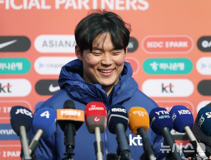 [고양=뉴시스] 김진아 기자 = 대한민국 축구대표팀 오현규가 17일 경기 고양종합보조운동장에서 3월 A매치 대비 훈련에 앞서 인터뷰를 하고 있다. 한국은 오는 20일 고양종합운동장에서 오만과 2026 국제축구연맹(FIFA) 북중미 월드컵 아시아 지역 3차 예선 7차전을 치른 뒤, 25일 수원월드컵경기장에서 요르단과 8차전을 갖는다. 2025.03.17. bluesoda@newsis.com