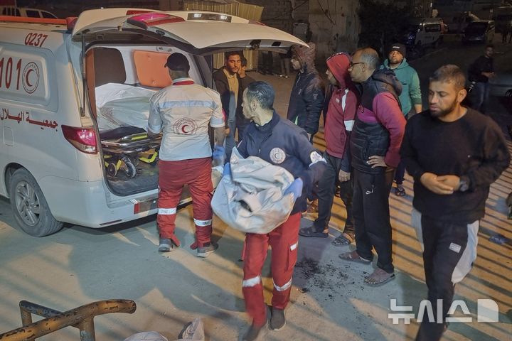 [칸유니스=AP/뉴시스] 18일(현지 시간) 가자지구 남부 칸유니스에서 구급대원들이 이스라엘 공습으로 사망한 희생자를 병원으로 옮기고 있다. 2025.03.18.