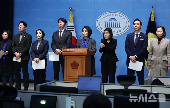 [서울=뉴시스] 고승민 기자 = 최민희 국회 과방위원장 등 야당 의원들이 18일 서울 여의도 국회 소통관에서 최상목 대통령 권한대행의 방통위법 거부권 행사 등 현안에 대한 기자회견을 하고 있다. 2025.03.18. kkssmm99@newsis.com