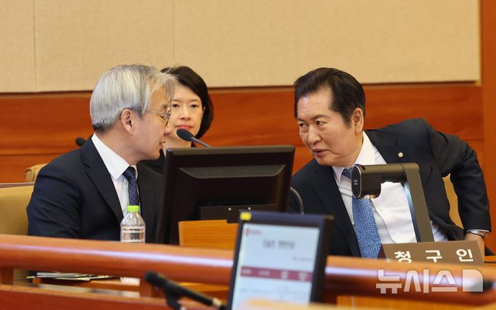 [서울=뉴시스] 추상철 기자 = 박성재 법무부 장관에 대한 탄핵심판 첫 변론기일인 18일 오후 서울 종로구 헌법재판소 대심판정에서 정청래 국회 법사위원장과 청구인측 이원구 변호사와 이야기하고 있다. (공동취재) 2025.03.18. photo@newsis.com