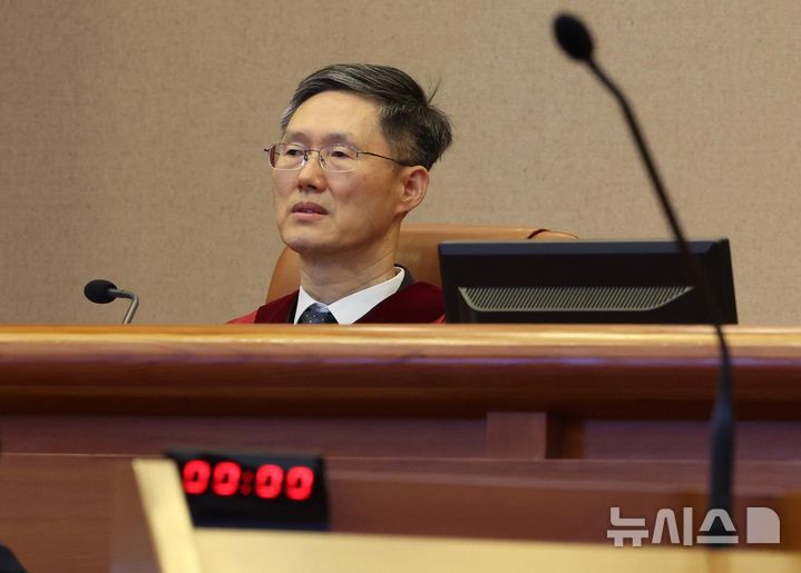 [서울=뉴시스] 추상철 기자 = 박성재 법무부 장관에 대한 탄핵심판 첫 변론기일인 18일 오후 서울 종로구 헌법재판소 대심판정에서 문형배 헌법재판소장 직무대행 앞으로 초시계가 보이고 있다. (공동취재) 2025.03.18. photo@newsis.com