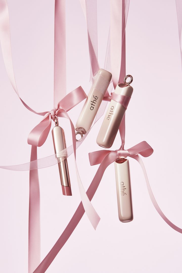 [서울=뉴시스] 생활문화기업 LF의 비건 뷰티 브랜드 '아떼(athe)'가 립 글로이 밤의 신규 컬러 론칭을 기념해 글로벌 뷰티테일(Beauty+Retail) 기업 레페리 소속 뷰티 크리에이터 '민스코'와 협업해 네이버 쇼핑 라이브를 진행한다고 19일 밝혔다. (사진=LF 제공) *재판매 및 DB 금지