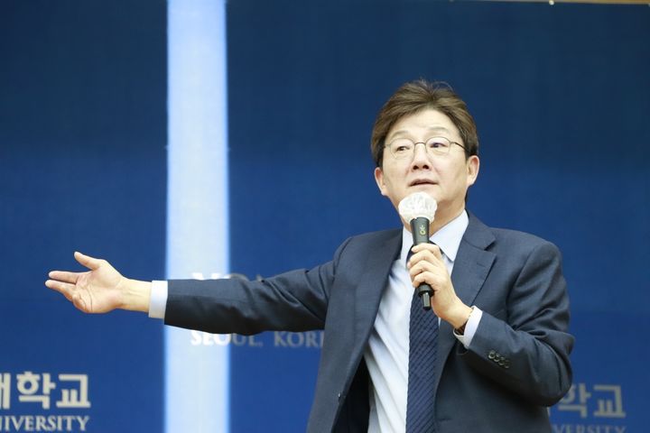 [서울=뉴시스] 유승민 전 국민의힘 의원이 지난달 12일 오후 서울 서대문구 연세대학교에서 '엔비디아, 딥시크, 삼성전자 : 정치가 미래를 결정한다' 강연을 하고 있다. 2025.03.12. photo@newsis.com (사진 = 유 전 의원 측 제공) *재판매 및 DB 금지