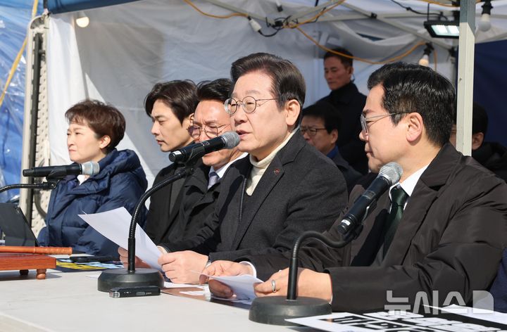 [서울=뉴시스] 국회사진기자단 = 이재명(왼쪽 네 번째) 더불어민주당 대표가 19일 서울 종로구 경복궁역 부근 광화문 민주당 천막농성장에서 열린 현장 최고위원회의에서 발언하고 있다. 2025.03.19. photo@newsis.com