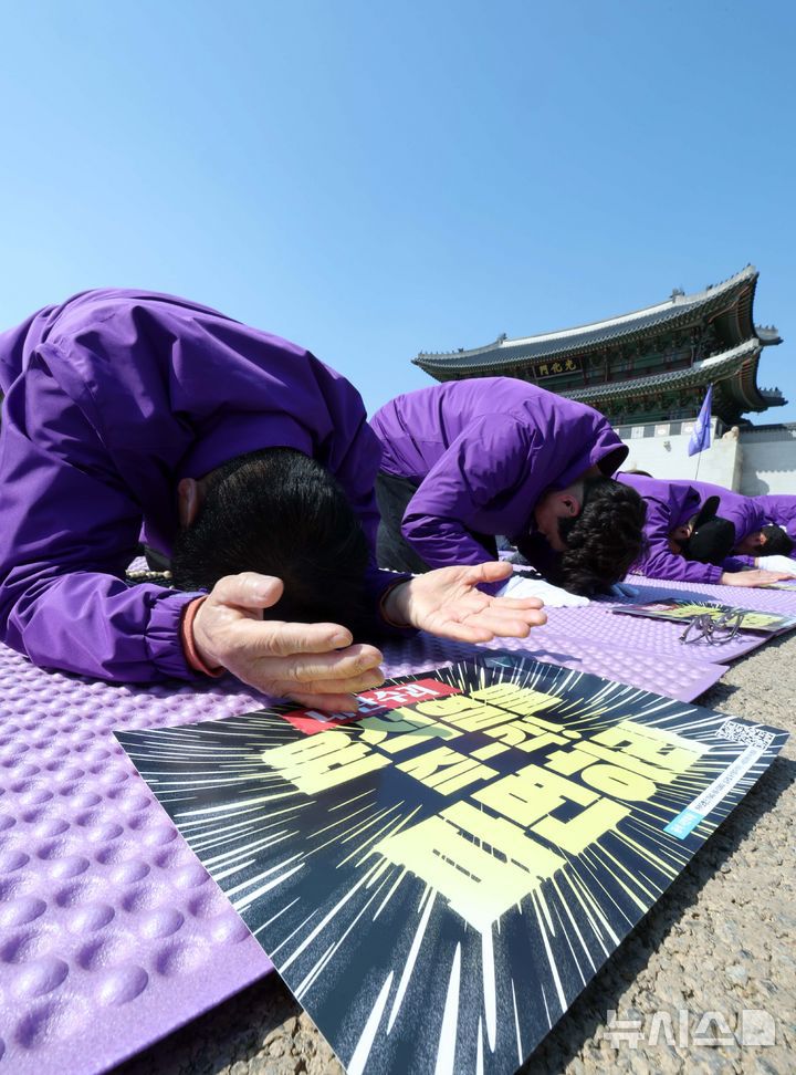 [서울=뉴시스] 고범준 기자 = 10.29 이태원 참사 유가족협의회, 시민대책회의 관계자들이 19일 서울 종로구 광화문 월대 옆에서 윤석열 대통령 파면 기원 159배를 하고 있다. 2025.03.19. bjko@newsis.com