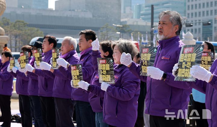 [서울=뉴시스] 고범준 기자 = 10.29 이태원 참사 유가족협의회, 시민대책회의 관계자들이 19일 서울 종로구 광화문 월대 옆에서 윤석열 대통령 파면 기원 159배를 마치고 구호를 외치고 있다. 2025.03.19. bjko@newsis.com