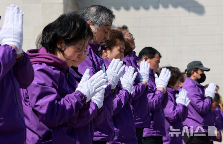 [서울=뉴시스] 고범준 기자 = 10.29 이태원 참사 유가족협의회, 시민대책회의 관계자들이 19일 서울 종로구 광화문 월대 옆에서 윤석열 대통령 파면 기원 159배를 하고 있다. 2025.03.19. bjko@newsis.com