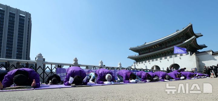 [서울=뉴시스] 고범준 기자 = 10.29 이태원 참사 유가족협의회, 시민대책회의 관계자들이 19일 서울 종로구 광화문 월대 옆에서 윤석열 대통령 파면 기원 159배를 하고 있다. 2025.03.19. bjko@newsis.com