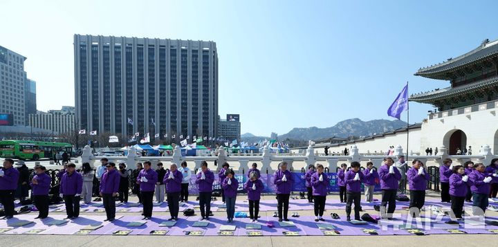 [서울=뉴시스] 고범준 기자 = 10.29 이태원 참사 유가족협의회, 시민대책회의 관계자들이 19일 서울 종로구 광화문 월대 옆에서 윤석열 대통령 파면 기원 159배를 하고 있다. 2025.03.19. bjko@newsis.com