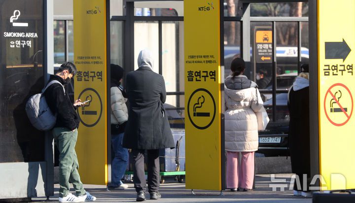 [서울=뉴시스] 김혜진 기자 = 지난해 3월19일 오후 서울 중구 서울역 광장 흡연구역에서 시민들이 담배를 피우고 있다. 2024.03.19. jini@newsis.com