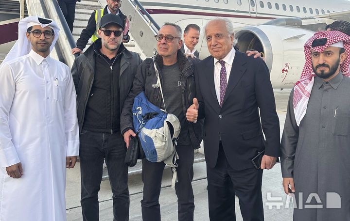 [카불=AP/뉴시스] 미국 국무부는 20일(현지 시간) 아프가니스탄을 여행하던 중 납치됐던 미국인 조지 글래즈맨이 2년 여 만에 탈레반에 의해 석방됐다고 발표했다. 사진은 카타르 외무부가 배포한 사진으로 글래즈맨(가운데)이 카타르 도하로 향하는 여객기에 탑승하기 전 아프가니스탄 카불에서 포즈를 취하는 모습. 2025.03.21