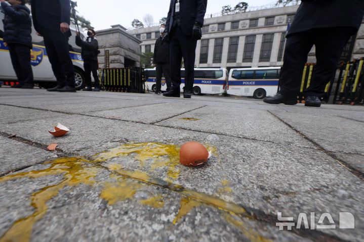 [서울=뉴시스] 홍효식 기자 = 20일 오전 서울 종로구 헌법재판소 앞에서 열린 더불어민주당의 윤석열 대통령 파면 촉구 기자회견 도중 탄핵 반대 시위자가 던진 계란이 떨어져 있다. 2025.03.20. yesphoto@newsis.com
