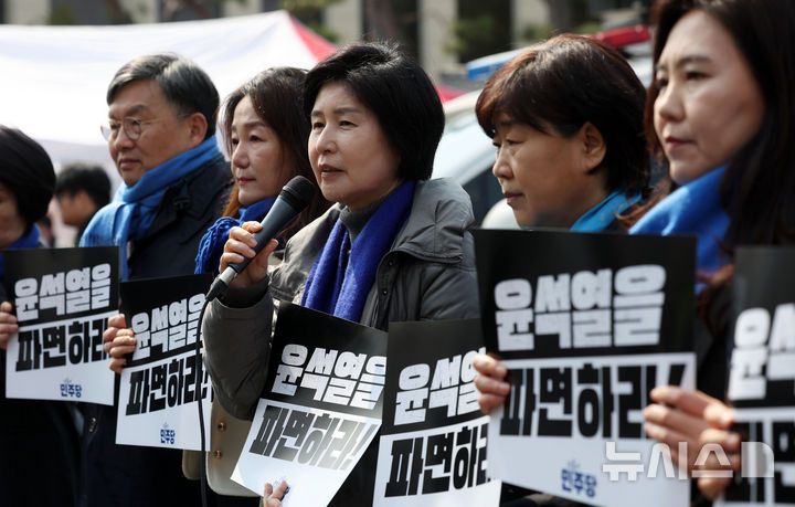 [서울=뉴시스] 홍효식 기자 = 백혜련 더불어민주당 의원 등 의원들이 20일 서울 종로구 헌법재판소 앞에서 열린 극우 폭력 사태 규탄 기자회견에서 발언하고 있다. 2025.03.20. yesphoto@newsis.com