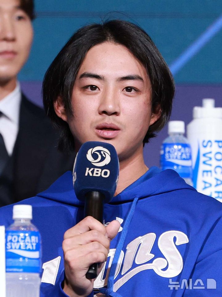 [서울=뉴시스] 고범준 기자 = 20일 서울 송파구 롯데호텔 월드 크리스탈볼룸에서 열린 2025 신한 SOL Bank KBO 미디어데이에서 삼성 구자욱이 각오를 말하고 있다. 2025.03.20. bjko@newsis.com