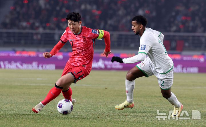 [고양=뉴시스] 김선웅 기자 = 20일 오후 경기 고양시 고양종합운동장에서 열린 '2026 국제축구연맹(FIFA) 북중미 월드컵 아시아 지역 3차 예선 B조 7차전' 대한민국과 오만의 경기, 손흥민이 드리블을 하고 있다. 2025.03.20. mangusta@newsis.com