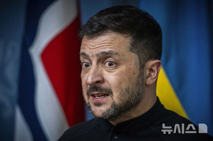 [오슬로=AP/뉴시스] 볼로디미르 젤렌스키 우크라이나 대통령이 20일(현지 시간) 노르웨이 오슬로 총리 관저에서 요나스 가르 스퇴르 노르웨이 총리와 회담 후 공동 기자회견하고 있다. 젤렌스키 대통령은 '나토 가입 금지를 뜻하는 중립국 지위 유지에 대해 논의할 의향이 있느냐'라는 질문에 "러시아의 '우크라이나 중립국 유지' 요구는 종전 제안이 아닌 최후통첩"이라며 "그것은 우크라이나에 어떤 블록에도 가입하지 말라는 뜻"이라고 말했다. 2025.03.21
