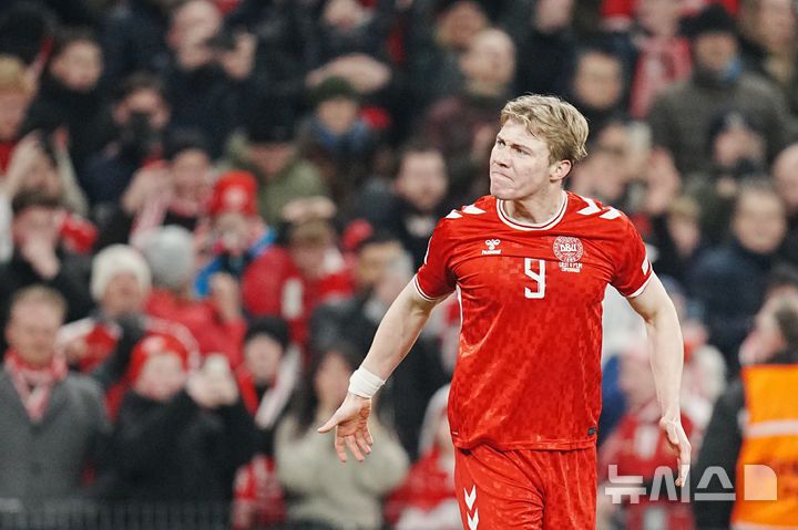 [코펜하겐=AP/뉴시스] 덴마크의 라스무스 호일룬이 20일(현지 시간) 덴마크 코펜하겐의 파르켄에서 열린 2024-25 유럽축구연맹(UEFA) 네이션스리그 8강 1차전 포르투갈과의 경기 후반 33분 선제 결승 골을 넣고 세리머니하고 있다. 덴마크는 크리스티아누 호날두가 뛴 포르투갈을 1-0으로 물리쳤다. 2025.03.21.