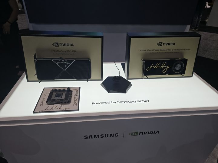[서울=뉴시스]젠슨 황 엔비디아 CEO가 친필 사인한 삼성전자의 'GDDR7' 제품. (사진=독자 제공) 2025.03.21. photo@newsis.com *재판매 및 DB 금지
