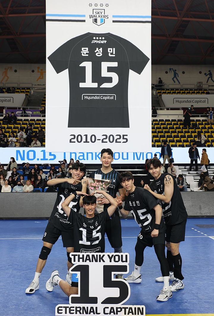 [서울=뉴시스] 20일 충남 천안 유관순체육관에서 열린 현대캐피탈 문성민 은퇴식에서 문성민이 후배 선수들과 기념촬영 하고 있다. (사진=현대캐피탈 제공) 2025.03.21. photo@newsis.com *재판매 및 DB 금지