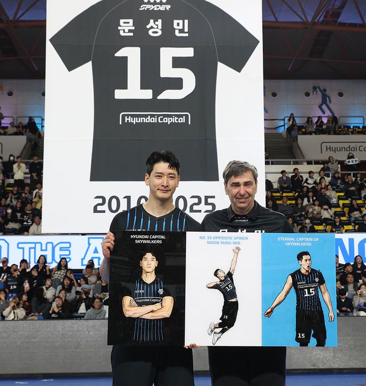 [서울=뉴시스] 20일 충남 천안 유관순체육관에서 열린 현대캐피탈 문성민 은퇴식에서 문성민이 블랑감독과 기념촬영 하고 있다. (사진=현대캐피탈 제공) 2025.03.21. photo@newsis.com *재판매 및 DB 금지