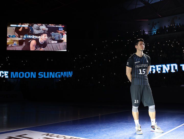 [서울=뉴시스] 지난달 20일 충남 천안 유관순체육관에서 열린 현대캐피탈 문성민 은퇴식에서 문성민이 영상을 보고 있다. (사진=현대캐피탈 제공) 2025.03.21. photo@newsis.com *재판매 및 DB 금지