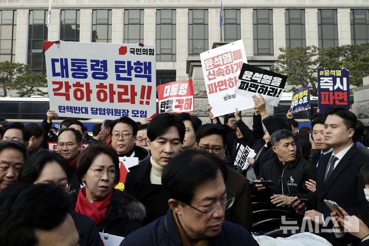 [서울=뉴시스] 최동준 기자 = 국민의힘, 더불어민주당 의원들과 당직자들이 21일 서울 종로구 헌법재판소 앞에서 각각 윤석열 대통령 탄핵 기각-파면을 촉구하고 있다. 2025.03.21. photocdj@newsis.com